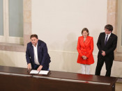 El vicepresident del Govern, Oriol Junqueras, signa la declaració que constitueix la república catalana independent i activa la llei de transitorietat