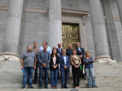 Imatge general dels diputats concentrats a les escales de la Porta dels Lleons, al Congrés