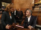 El tinent d'alcaldia Jaume Collboni conversa amb la líder de Cs, Carina Mejías, durant el ple del 6 d'octubre