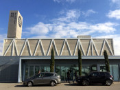 Dos vehicles sense logotipar de la Guàrdia Civil, davant l'entrada de l'edifici 112 a Reus, durant el registre que agents de paisà hi han dut a terme