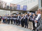 Assistents a la manifestació davant de l'Eurocambra a Brussel·les en contra de l’empresonament de Sànchez i Cuixart