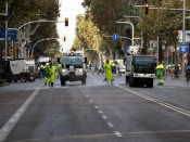 Equips de neteja treballant a l'Avinguda Diagonal, tallada per la cera a l'asfalt després de la concentració de rebuig a l'empresonament de Jordi Sànchez i Jordi Cuixart