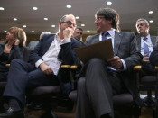 El portaveu del Govern, Jordi Turull, conversa amb el president de la Generalitat, Carles Puigdemont, abans de començar el Consell Nacional extraordinari del PDeCAT al World Trade Center