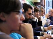 La diputada de la CUP Mireia Boya en primer terme amb els diputats que lideren el grup parlamentari de JxSí, Roger Torrent i Lluís Corominas en la reunió de la Junta de Portaveus