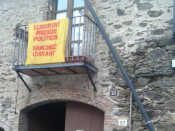 Una casa particular d'Espolla amb la senyera penjada al balcó
