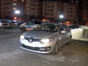 Un dels cotxes de la Guàrdia Civil sortint de la comissaria dels Mossos d'Esquadra, amb dues persones dins