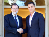 Imatge de l'encaixada de mans entre el president espanyol, Mariano Rajoy, i el líder del PSOE, Pedro Sánchez