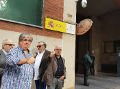 Joan Puig i Xevi Xirgo, davant la caserna de la Guàrdia Civil a Barcelona