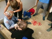 Una persona gran, atacada
