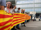 Pla general de diversos treballadors del CTTI tallant el carrer Salvador Espriu de l'Hospitalet de Llobregat per rebutjar l'actuació de la Guàrdia Civil
