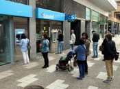 Gironins retirant diners a la sucursal que el Banc Sabadell té a Emili Grahit
