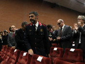 El major dels Mossos d'Esquadra, Josep Lluís Trapero, alçat després de rebre un esclat d'aplaudiments dels assistents a la inauguració del curs acadèmic de l'ISPC