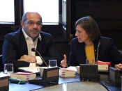 La presidenta del Parlament, Carme Forcadell, parla amb el vicepresident primer Lluís Guinó, a la Junta de Portaveus