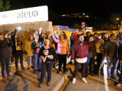 Un grup de veïns davant del càmping Illa Mateua de l'Escala en senyal de protesta per la presència d'agents de la Guàrdia Civil