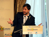 Primer pla del conseller de Salut, Toni Comín, en la conferència al Forum Europa, Tribuna Barcelona