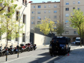 El dispositiu de la policia de l'Estat davant del col·legi Lestonnac de la ciutat de Lleida