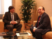 El president de la Generalitat, Carles Puigdemont, i el primer secretari del PSC, Miquel Iceta, durant la seva primera reunió al Palau, el 28 de gener de 2016