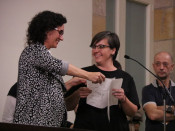 Marta Rovira (JxSí) ajuda amb els papers a la diputada de la CUP, Mireia Boya, durant la lectura de la Declaració d'Independència