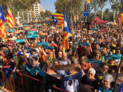 La ciutadania es concentra al voltant del Parlament per defensar-lo