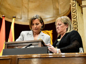 La presidenta del Parlament, Carme Forcadell, i la membre de la Mesa del Parlament, i la membre de la Mesa, Ramona Barrufet, contant els vots