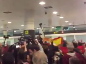 Captura de pantalla del moment en què Forn i Bassa són increpats al Prat per un grup d'ultres