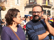 La dirigent del Secretariat Nacional de la CUP Natàlia Sànchez, i el diputat parlamentari Benet Salellas, durant la concentració a Plaça Sant Jaume convocada per l'ANC i Òmnium