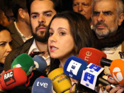 La líder de Cs, Inés Arrimadas, atén els mitjans de comunicació a la UAB