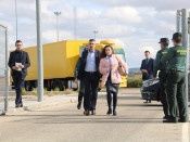 L'exconseller Santi Vila, acompanyat de la seva advocada, sortint de la presó de Estremera