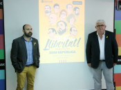 Els vicepresidents de l'ANC i Òmnium, Agustí Alcoberro (dreta) i Marcel Mauri (esquerre) presenten el cartell per a la manifestació de l'11-N a Barcelona