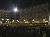 Vista aèria de plaça Sant Jaume amb milers de persones concentrades amb pancartes de 'Llibertat presos polítics'