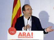 El primer secretari del PSC, Miquel Iceta, estén la mà durant la seva intervenció en la jornada de debat socialista sobre els eixos del programa electoral del 21-D