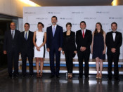 Foto de família dels reis d'Espanya, Felip VI i Letizia, acompanyats dels guardonats amb els Premis FPdGi 2015