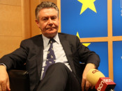 Karel de Gucht durant l'entrevista amb l'ACN