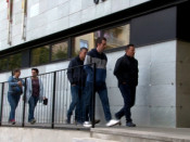 Imatge dels denunciants dirigint-se al Jutjat de la Seu d'Urgell el dia 18 d'octubre del 2017