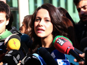 Pla curt de la líder de Cs, Inés Arrimadas, envoltada de micròfons