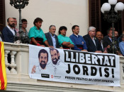 Pla obert dels presidents d'Òmnium i l'ANC, Marcel Mauri i Agustí Alcoberro, amb l'alcalde de Vilafranca, Pere Regull, exhibint una pancarta que reclama l'alliberament de Sánchez i Cuixart