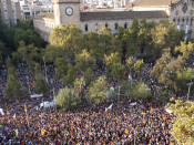 Imatge general de la plaça Universitat de Barcelona, amb la UB al fons, a la concentració de la Taula per la Democràcia