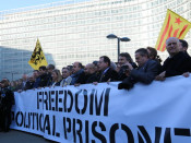 Els alcaldes desplaçats a Brussel·les llueixen una pancarta demanant l'alliberament dels presos polítics davant de la Comissió Europea