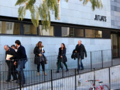 Les mestres i el director del col·legi Albert Vives de la Seu d'Urgell sortint del jutjat