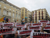 Concentració a la Plaça Sant Jaume en dia de la vaga del 8N