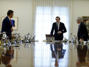 Rajoy i els ministres drets a l'inici del Consell de Ministres extraordinari per aprovar les mesures del 155 per a Catalunya