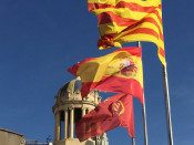 Pla obert on es poden veure les banderes catalana, espanyola i de Lleida al terrat del Palau de la Paeria