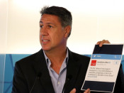 Pla curt del president del PPC, Xavier García Albiol, mostrant un paper amb una piulada del PSC