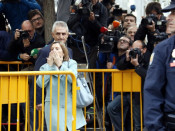 Pla mig de Forcadell acomiadant-se amb un petó dels concentrats per donar-li suport, el 2 de novembre de 2017