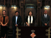 Pla mitjà de l'alcaldessa, Ada Colau, amb els tinents d'alcalde Janet Sanz, Jaume Collboni i Gerardo Pisarello, durant el minut de silenci en el ple extraordinari