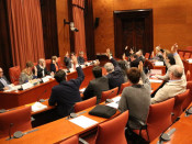 Imatge general d'una votació durant una reunió de la Diputació Permanent del Parlament