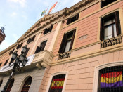 Pla general de la façana de l'Ajuntament de Sabadell amb la Senyera, la de la ciutat i l'espanyola i la republicana que han col·locat els grups municipals a les finestres de la part inferior de l'edifici