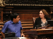 L'alcaldessa de Barcelona, Ada Colau, conversa amb el primer tinent d'alcaldia, Gerardo Pisarello, durant el ple extraordinari de l'Ajuntament