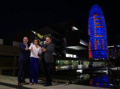 Jaume Collboni, Dolors Montserrat i Albert Serra davant la Torre Glòries il·luminada per donar suport a la candidatura de Barcelona com a seu de l'Agència Europea del Medicament