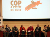 Pla mitjà d'Agustí Alcoberro, Abel Pié, Joan Queralt, Sílvia Cóppulo, Fabio Marcelli, Sergi Blàzquez, Mercè Barceló i Marcel Mauri, dalt de l'escenari de la sala d'actes de l'ICAB